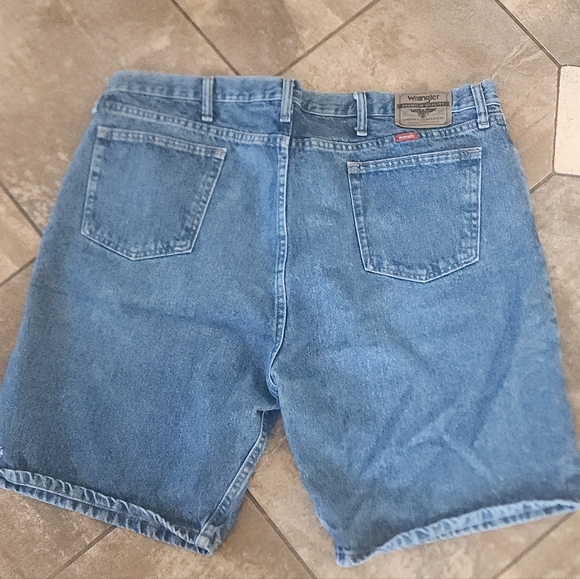 Men's Wrangler Relaxed Fit Jean Shorts Denim 42 - Picture 2 of 4